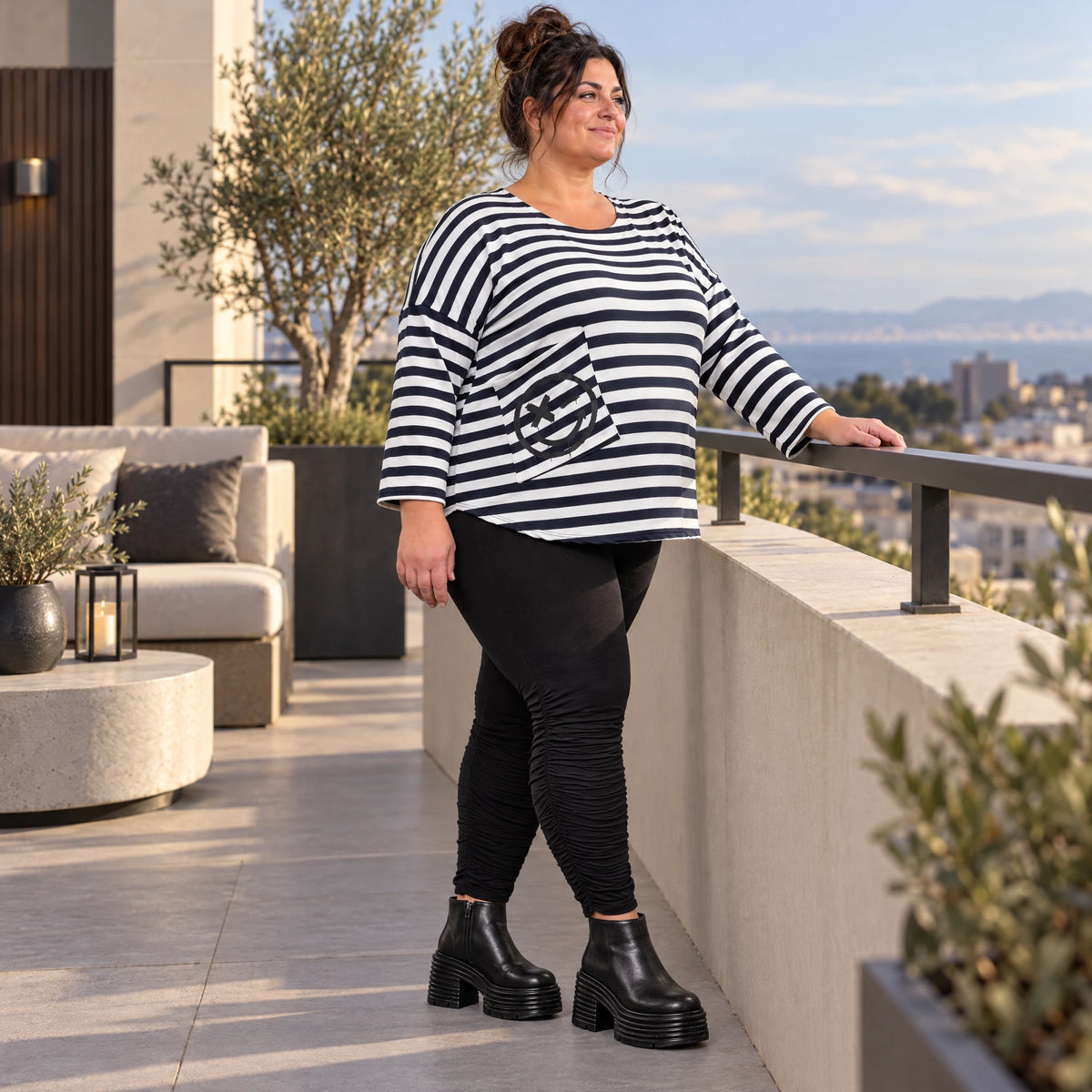 Shirt in Dunkelblau/Weiß aus weichem Stretchjersey mit 7/8-Arm und gerundeter Schnittform