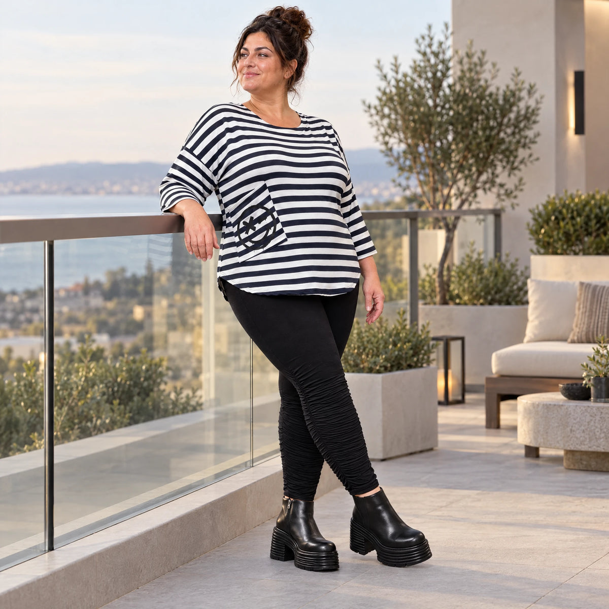 Shirt in Dunkelblau/Weiß aus weichem Stretchjersey mit 7/8-Arm und gerundeter Schnittform