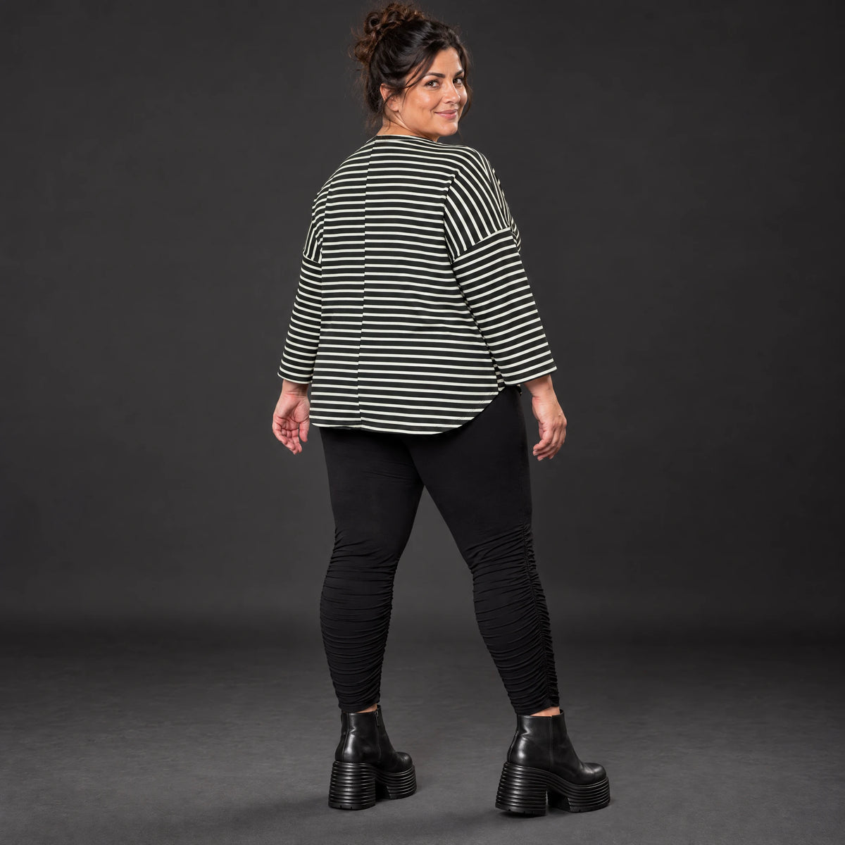 Shirt aus weichem Stretchjersey in Schwarz/Weiß mit 7/8-Arm und gerundetem Schnitt