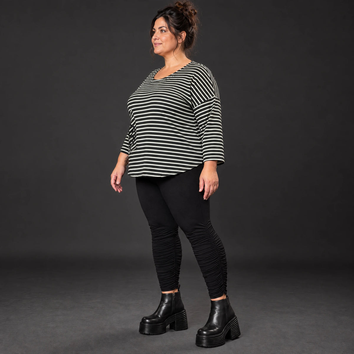 Shirt aus weichem Stretchjersey in Schwarz/Weiß mit 7/8-Arm und gerundetem Schnitt