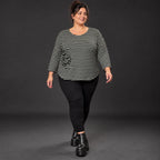 Shirt aus weichem Stretchjersey in Schwarz/Weiß mit 7/8-Arm und gerundetem Schnitt