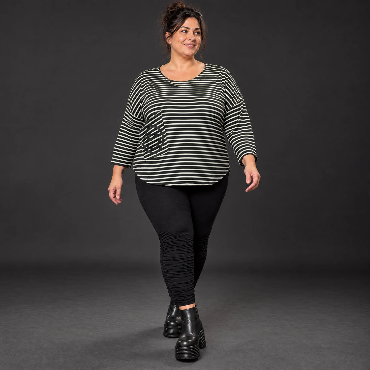 Shirt aus weichem Stretchjersey in Schwarz/Weiß mit 7/8-Arm und gerundetem Schnitt