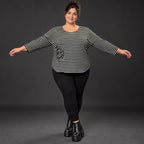 Shirt aus weichem Stretchjersey in Schwarz/Weiß mit 7/8-Arm und gerundetem Schnitt