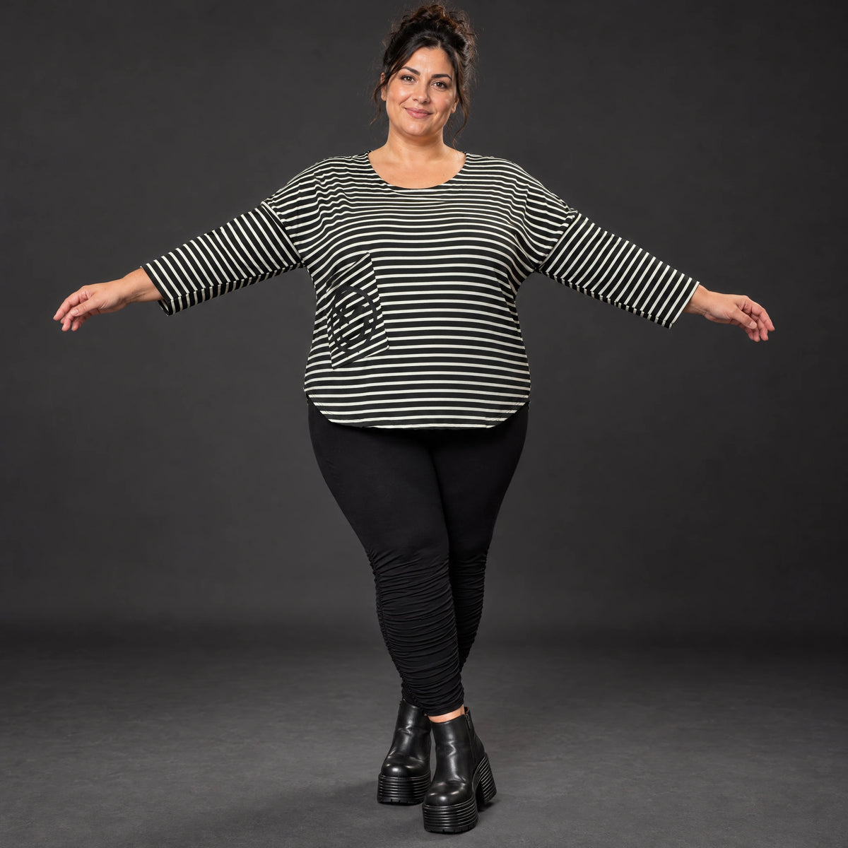 Shirt aus weichem Stretchjersey in Schwarz/Weiß mit 7/8-Arm und gerundetem Schnitt