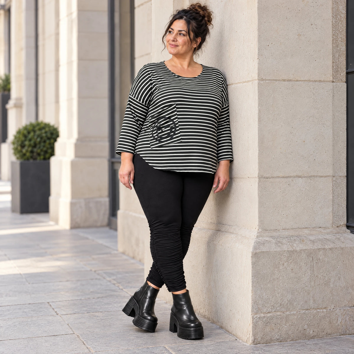 Shirt aus weichem Stretchjersey in Schwarz/Weiß mit 7/8-Arm und gerundetem Schnitt