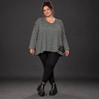 Langarmshirt in Schwarz/Weiß mit kastigem Schnitt und V-Ausschnitt aus Stretchjersey