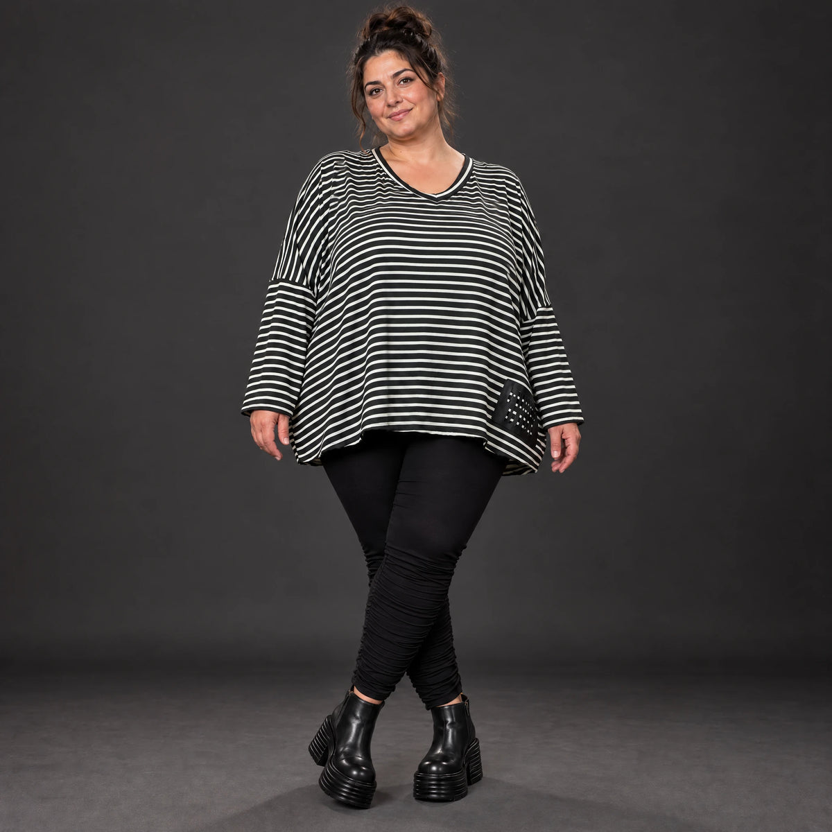 Langarmshirt in Schwarz/Weiß mit kastigem Schnitt und V-Ausschnitt aus Stretchjersey