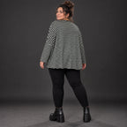 Langarmshirt in Schwarz/Weiß mit kastigem Schnitt und V-Ausschnitt aus Stretchjersey