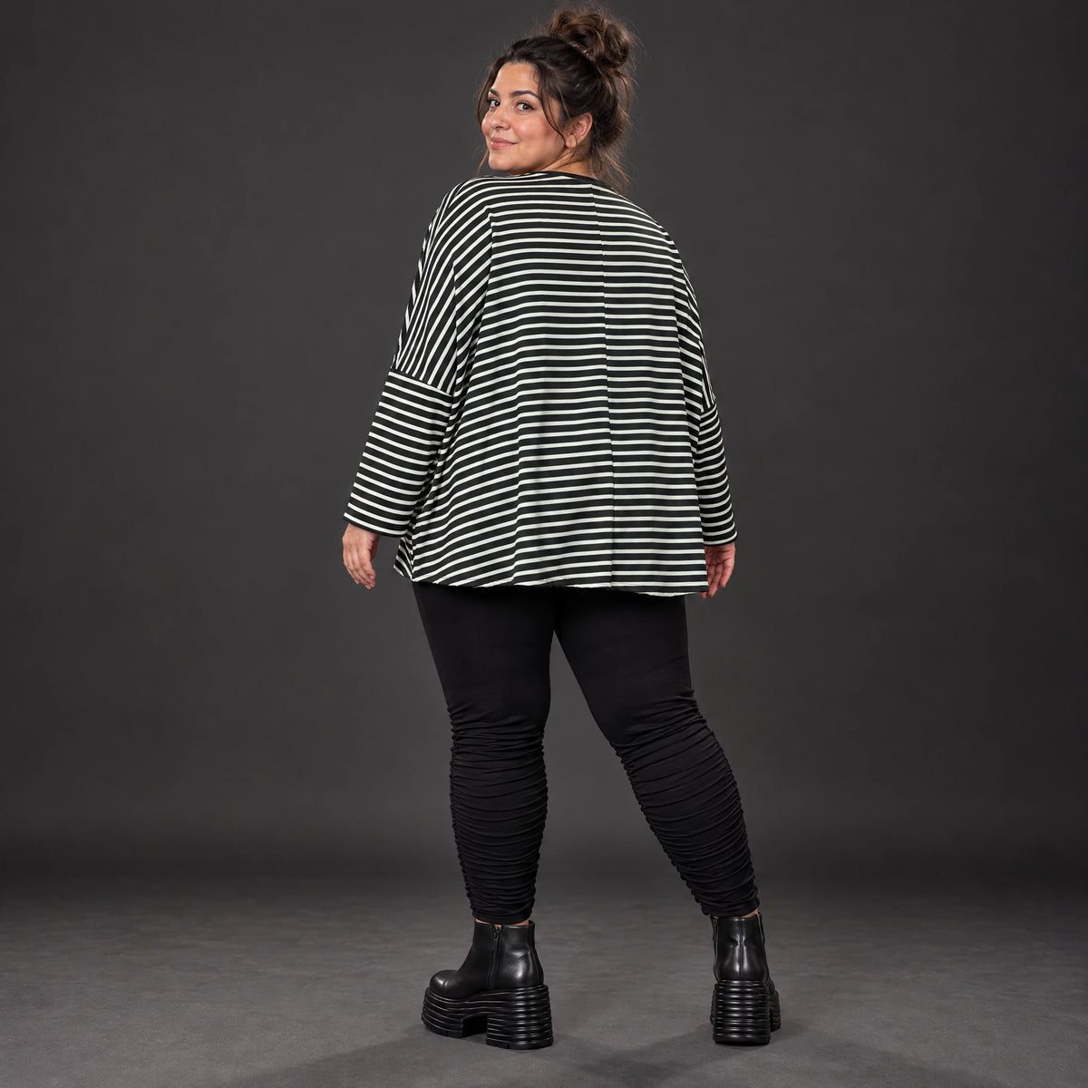 Langarmshirt in Schwarz/Weiß mit kastigem Schnitt und V-Ausschnitt aus Stretchjersey