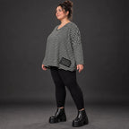 Langarmshirt in Schwarz/Weiß mit kastigem Schnitt und V-Ausschnitt aus Stretchjersey