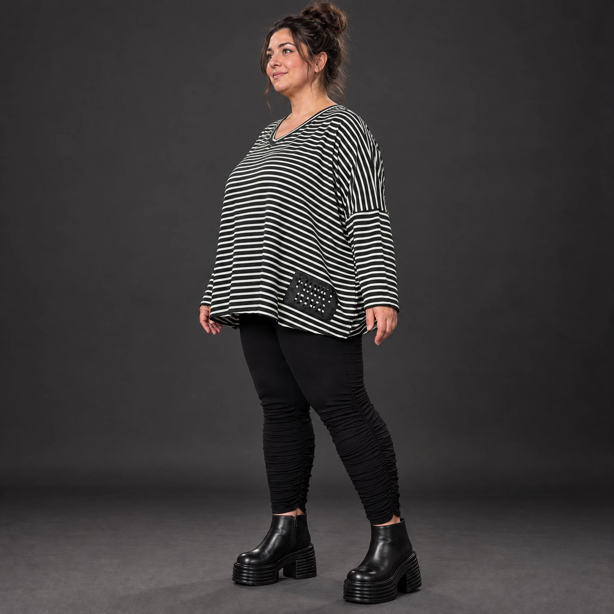 Langarmshirt in Schwarz/Weiß mit kastigem Schnitt und V-Ausschnitt aus Stretchjersey