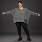 Langarmshirt in Schwarz/Weiß mit kastigem Schnitt und V-Ausschnitt aus Stretchjersey