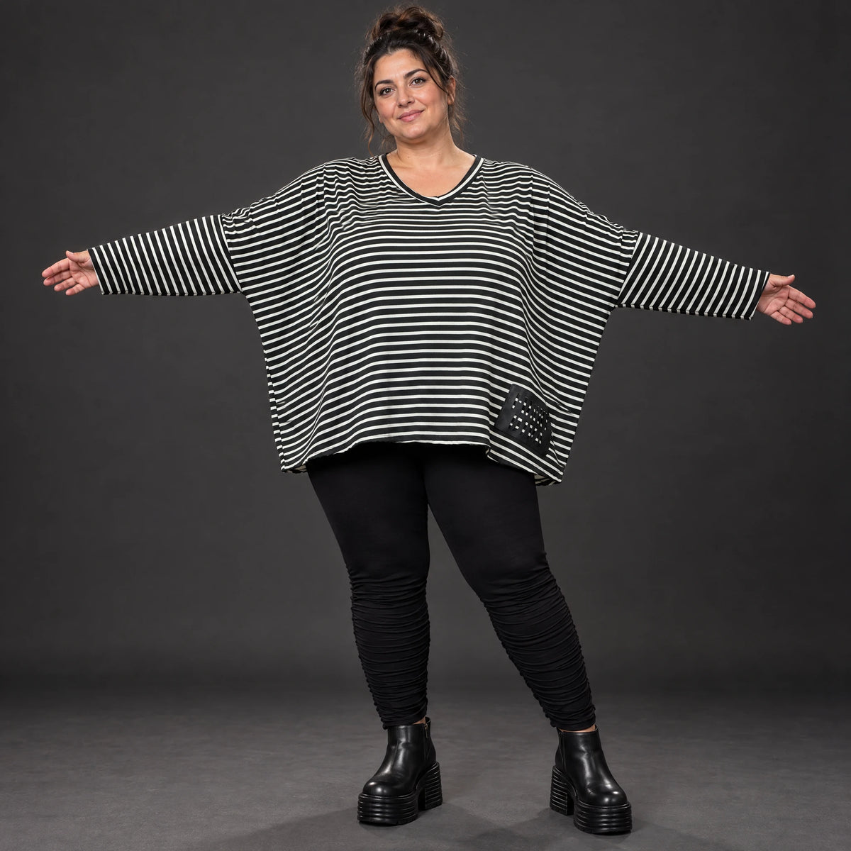 Langarmshirt in Schwarz/Weiß mit kastigem Schnitt und V-Ausschnitt aus Stretchjersey