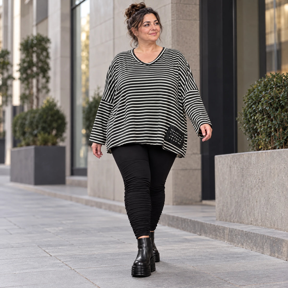 Langarmshirt in Schwarz/Weiß mit kastigem Schnitt und V-Ausschnitt aus Stretchjersey