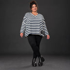 Kastiges Langarmshirt aus weichem Stretchjersey in Creme/Dunkelblau mit V-Ausschnitt
