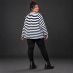 Kastiges Langarmshirt aus weichem Stretchjersey in Creme/Dunkelblau mit V-Ausschnitt