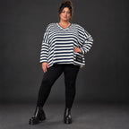 Kastiges Langarmshirt aus weichem Stretchjersey in Creme/Dunkelblau mit V-Ausschnitt