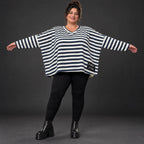 Kastiges Langarmshirt aus weichem Stretchjersey in Creme/Dunkelblau mit V-Ausschnitt