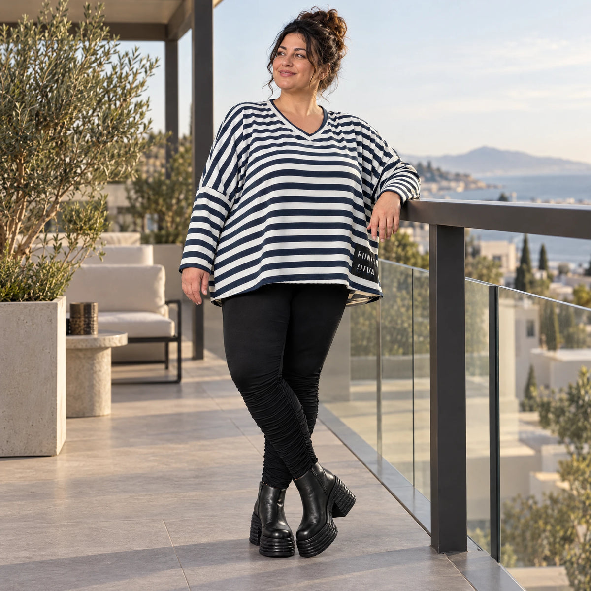 Kastiges Langarmshirt aus weichem Stretchjersey in Creme/Dunkelblau mit V-Ausschnitt