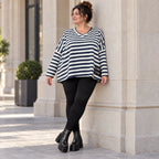 Kastiges Langarmshirt aus weichem Stretchjersey in Creme/Dunkelblau mit V-Ausschnitt