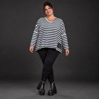 Langarmshirt in Dunkelblau/Weiß aus weichem Jersey mit V-Ausschnitt und kastiger Passform