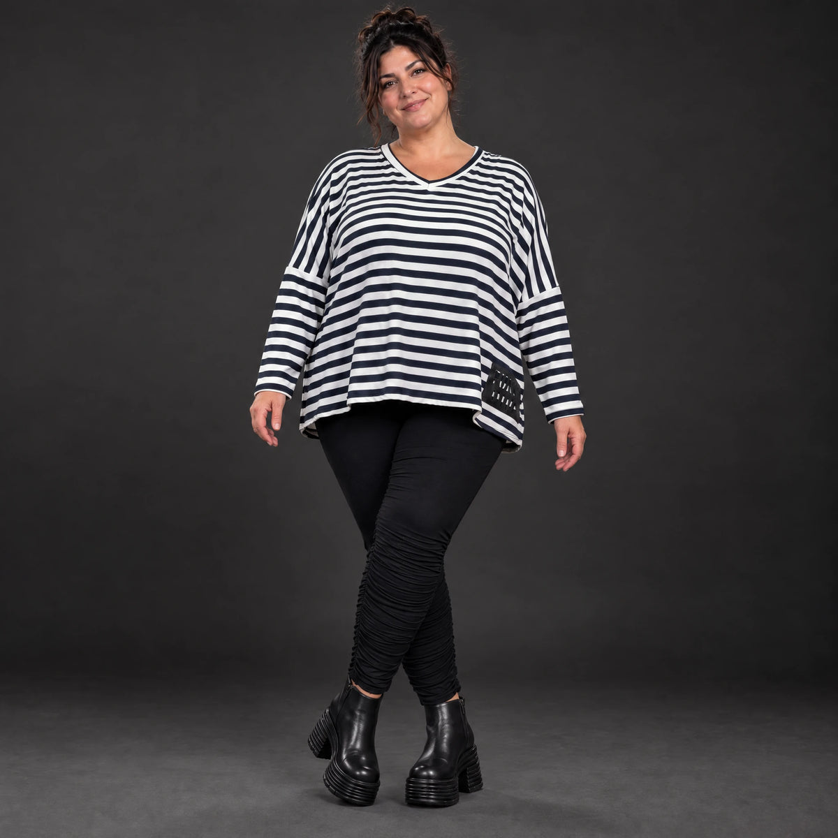 Langarmshirt in Dunkelblau/Weiß aus weichem Jersey mit V-Ausschnitt und kastiger Passform