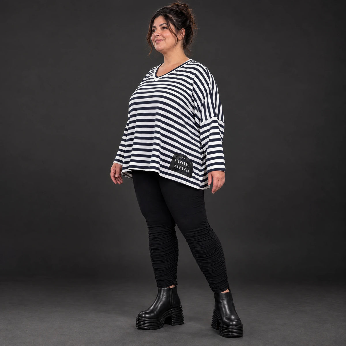 Langarmshirt in Dunkelblau/Weiß aus weichem Jersey mit V-Ausschnitt und kastiger Passform