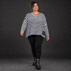 Langarmshirt in Dunkelblau/Weiß aus weichem Jersey mit V-Ausschnitt und kastiger Passform