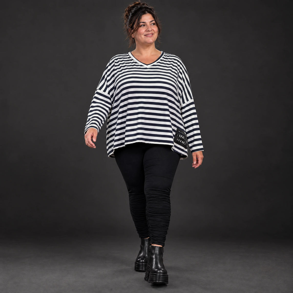 Langarmshirt in Dunkelblau/Weiß aus weichem Jersey mit V-Ausschnitt und kastiger Passform