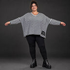 Langarmshirt in Dunkelblau/Weiß aus weichem Jersey mit V-Ausschnitt und kastiger Passform