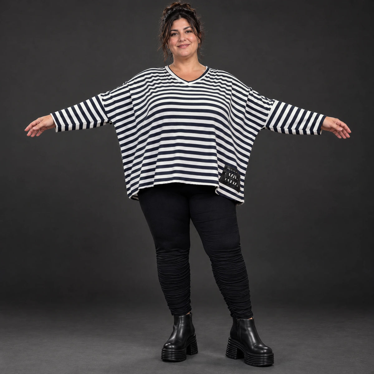 Langarmshirt in Dunkelblau/Weiß aus weichem Jersey mit V-Ausschnitt und kastiger Passform