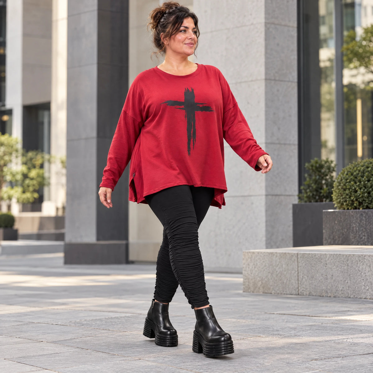 Langarmshirt in Rot mit Rundhalsausschnitt und fließender A-Linie aus Stretchjersey