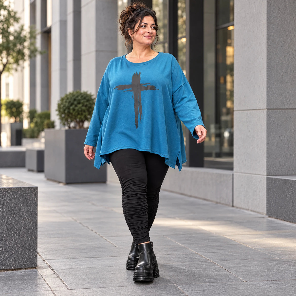 Blaues Langarmshirt aus warmem Stretchjersey mit Rundhalsausschnitt in lässiger A-Linie