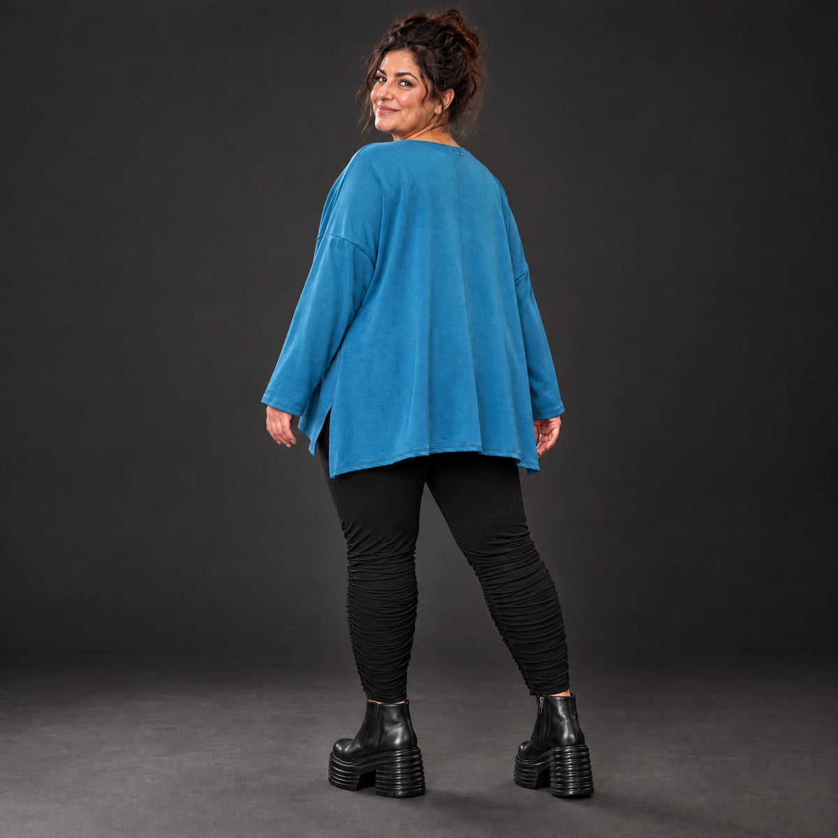 Blaues Langarmshirt aus warmem Stretchjersey mit Rundhalsausschnitt in lässiger A-Linie