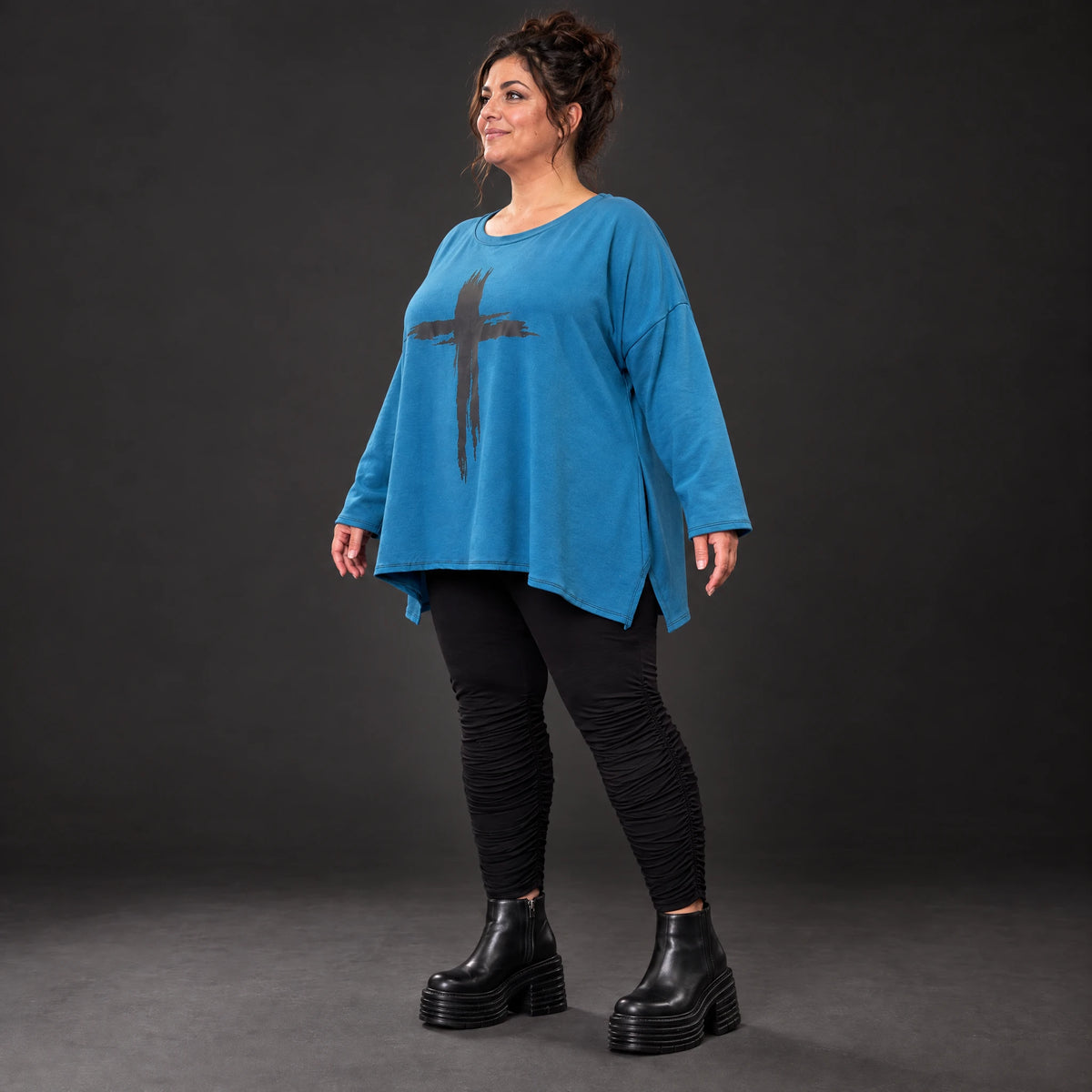 Blaues Langarmshirt aus warmem Stretchjersey mit Rundhalsausschnitt in lässiger A-Linie