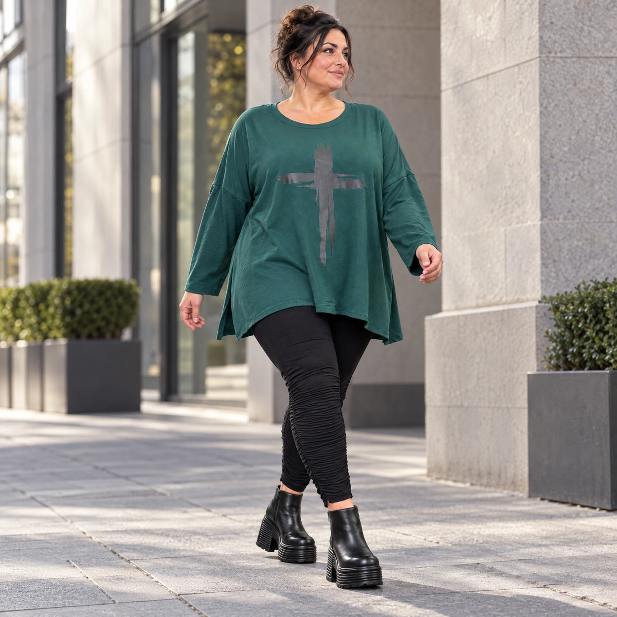 Langarmshirt in Dunkelgrün mit fließender A-Linie aus feinem Stretchjersey für den Winter