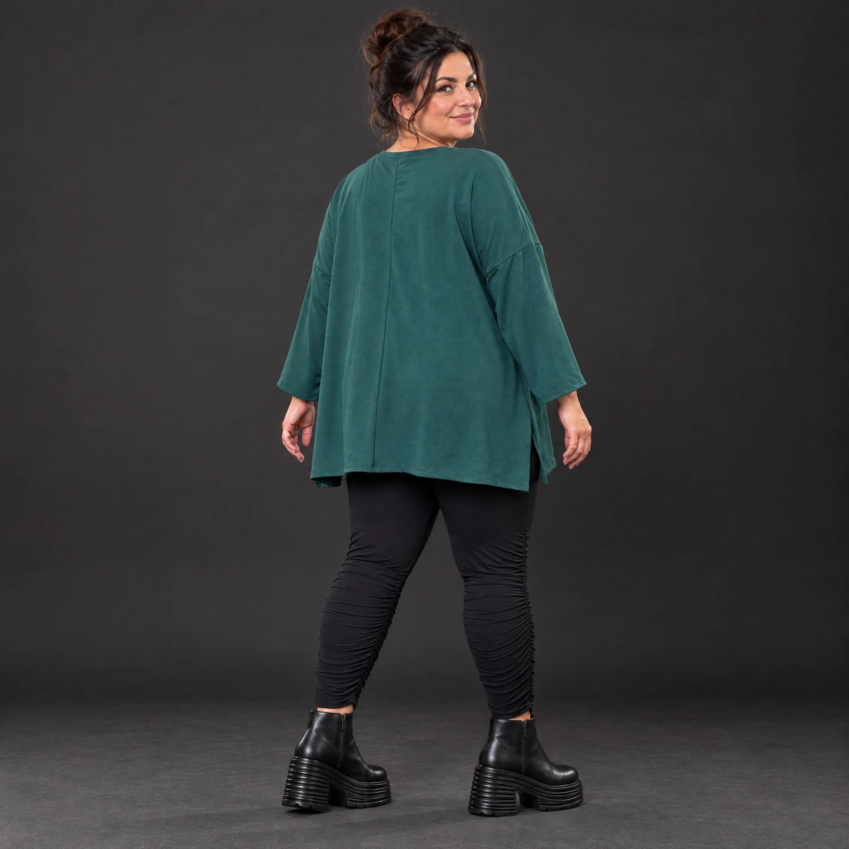 Langarmshirt in Dunkelgrün mit fließender A-Linie aus feinem Stretchjersey für den Winter