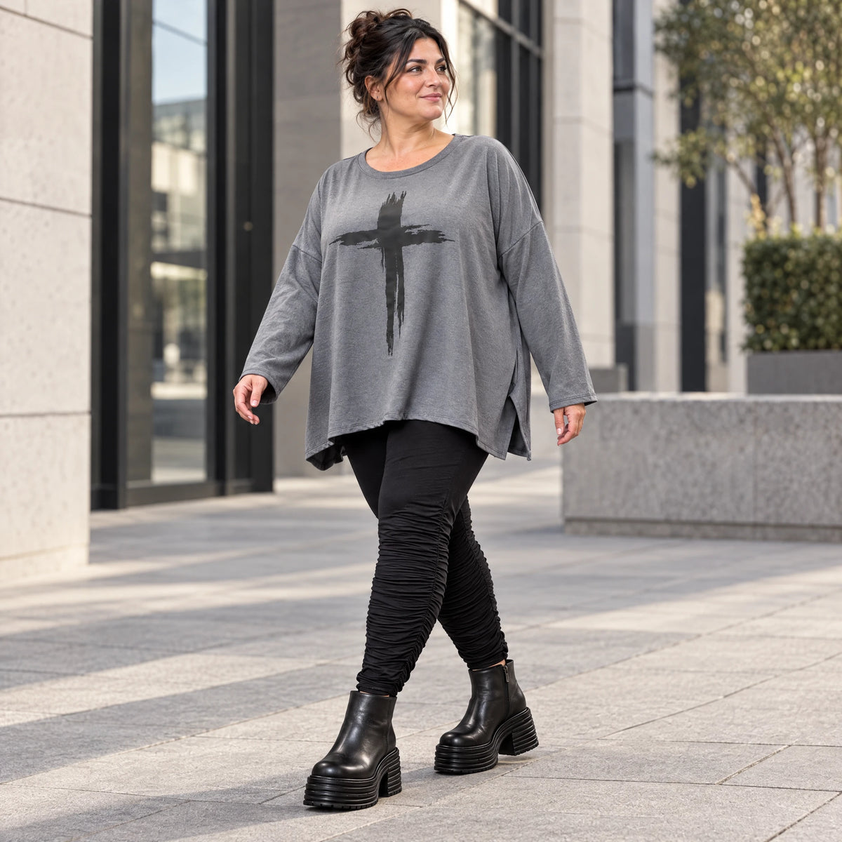 Langarmshirt in Grau mit fließender A-Linie und Rundhalsausschnitt aus weichem Jersey