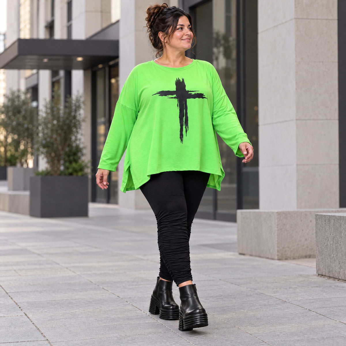 Grünes Langarmshirt in fließender A-Linie aus feinem Stretchjersey mit Rundhalsausschnitt