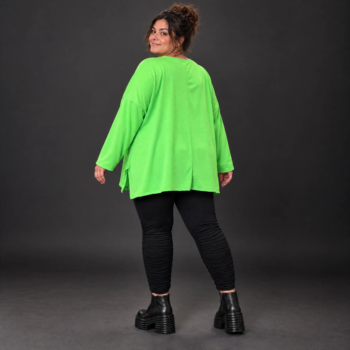 Grünes Langarmshirt in fließender A-Linie aus feinem Stretchjersey mit Rundhalsausschnitt