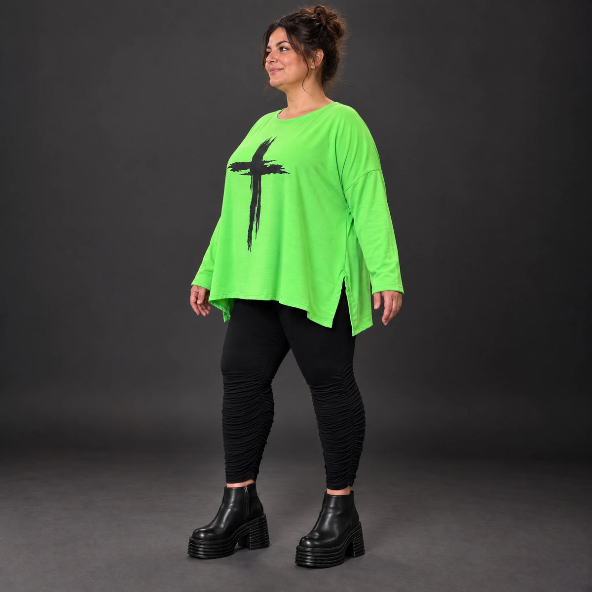 Grünes Langarmshirt in fließender A-Linie aus feinem Stretchjersey mit Rundhalsausschnitt