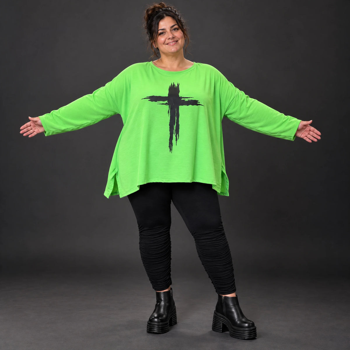 Grünes Langarmshirt in fließender A-Linie aus feinem Stretchjersey mit Rundhalsausschnitt