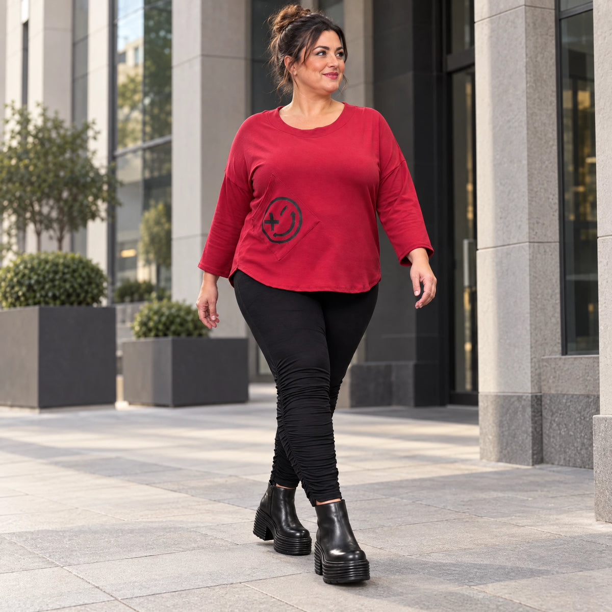 Rotes Shirt aus Stretchjersey mit Rundhalsausschnitt 7/8-Arm und aufgesetzten Taschen