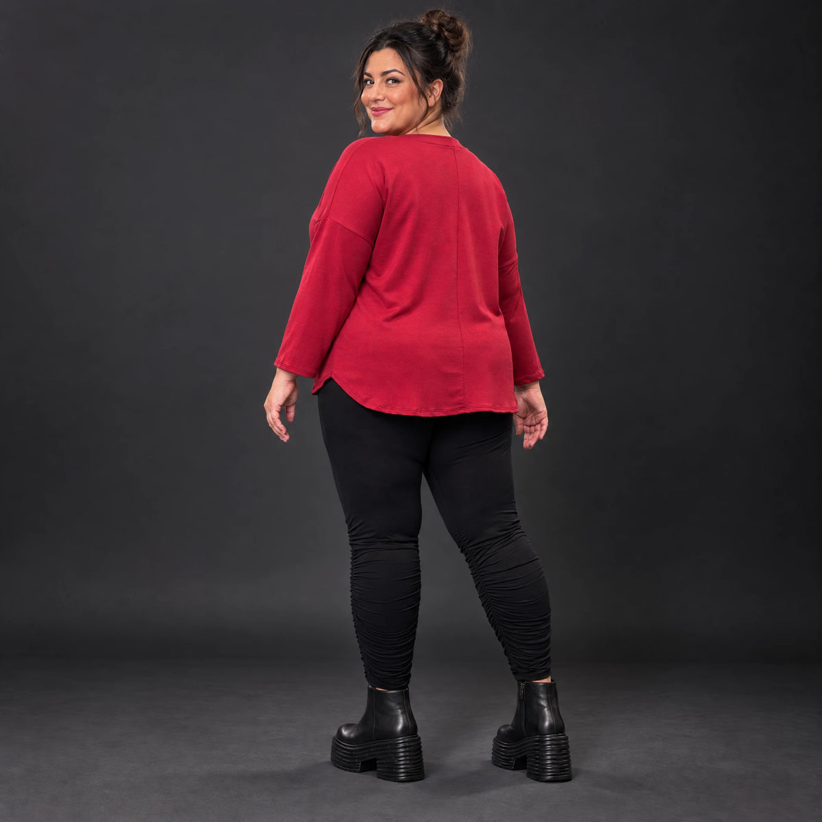 Rotes Shirt aus Stretchjersey mit Rundhalsausschnitt 7/8-Arm und aufgesetzten Taschen