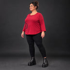 Rotes Shirt aus Stretchjersey mit Rundhalsausschnitt 7/8-Arm und aufgesetzten Taschen