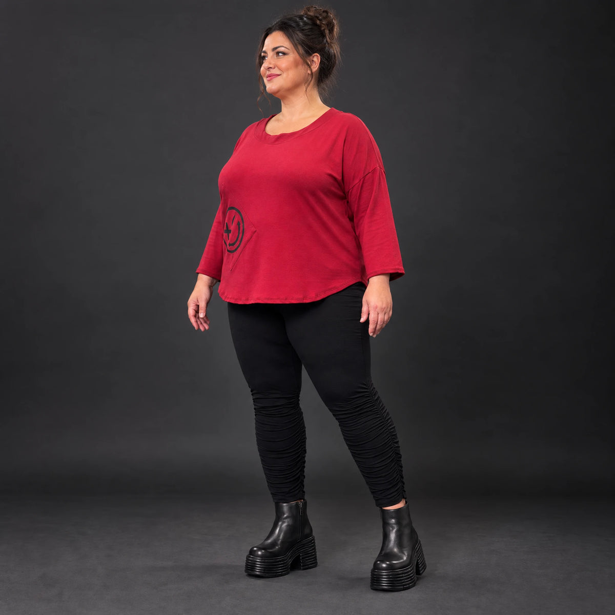 Rotes Shirt aus Stretchjersey mit Rundhalsausschnitt 7/8-Arm und aufgesetzten Taschen