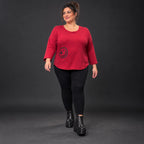 Rotes Shirt aus Stretchjersey mit Rundhalsausschnitt 7/8-Arm und aufgesetzten Taschen