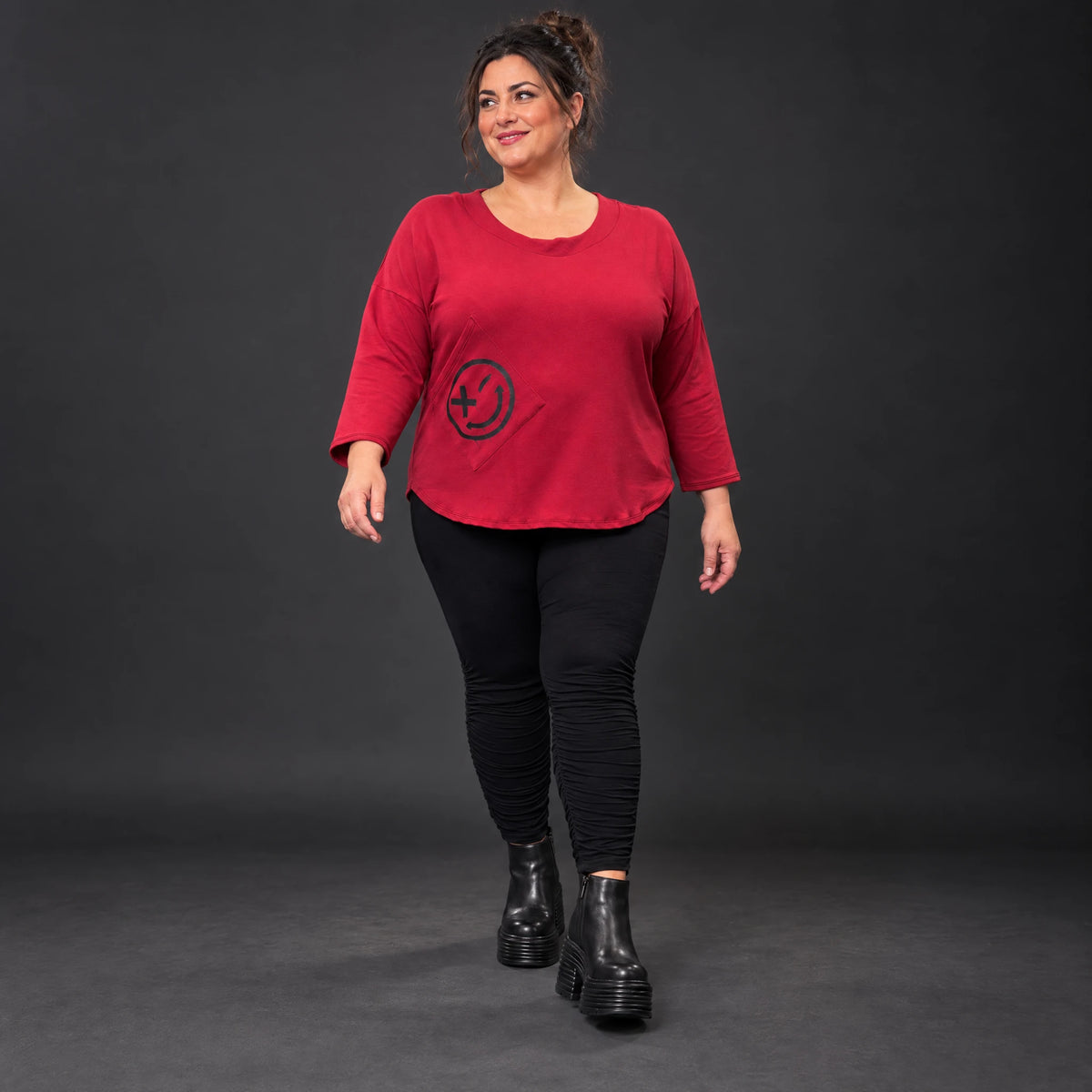 Rotes Shirt aus Stretchjersey mit Rundhalsausschnitt 7/8-Arm und aufgesetzten Taschen