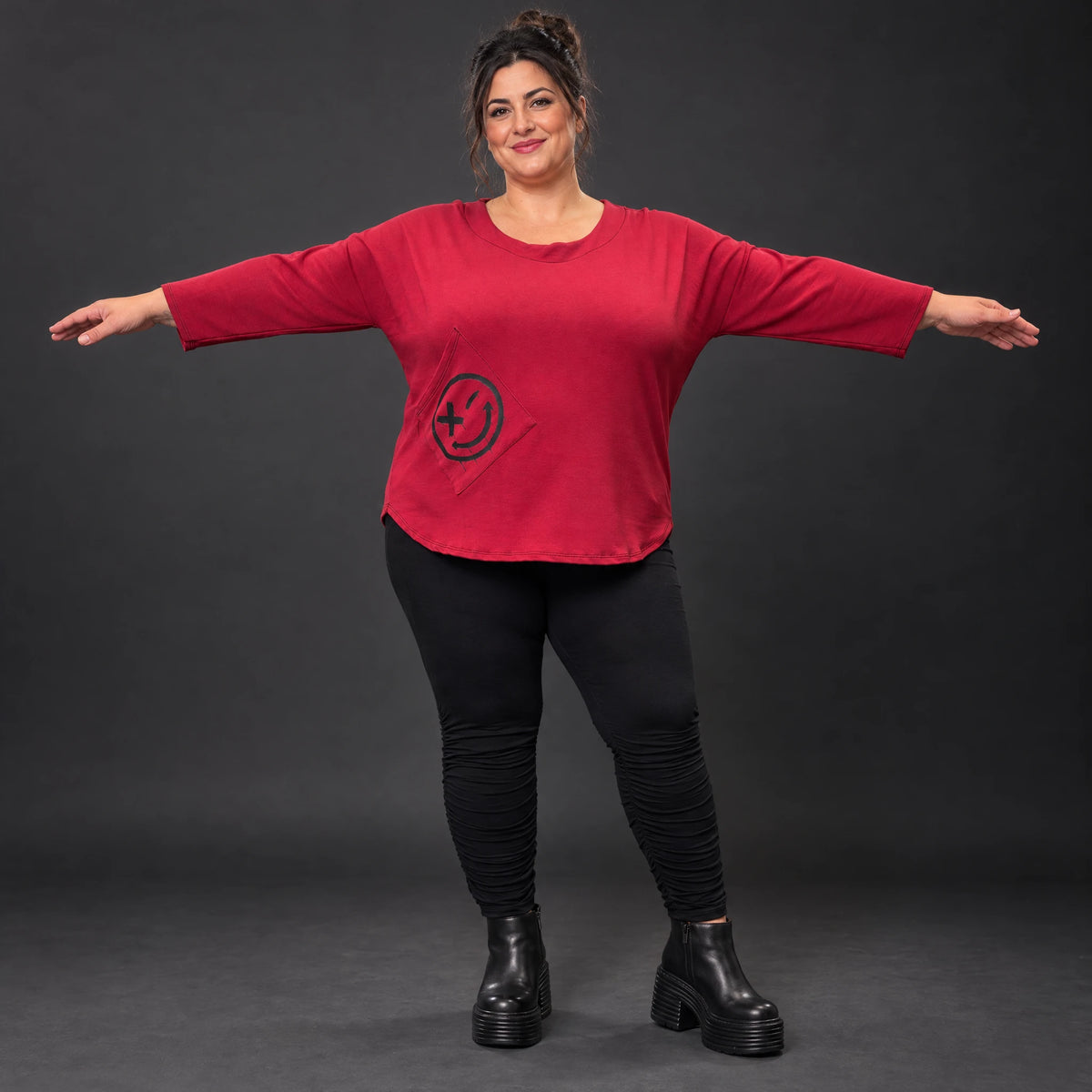 Rotes Shirt aus Stretchjersey mit Rundhalsausschnitt 7/8-Arm und aufgesetzten Taschen