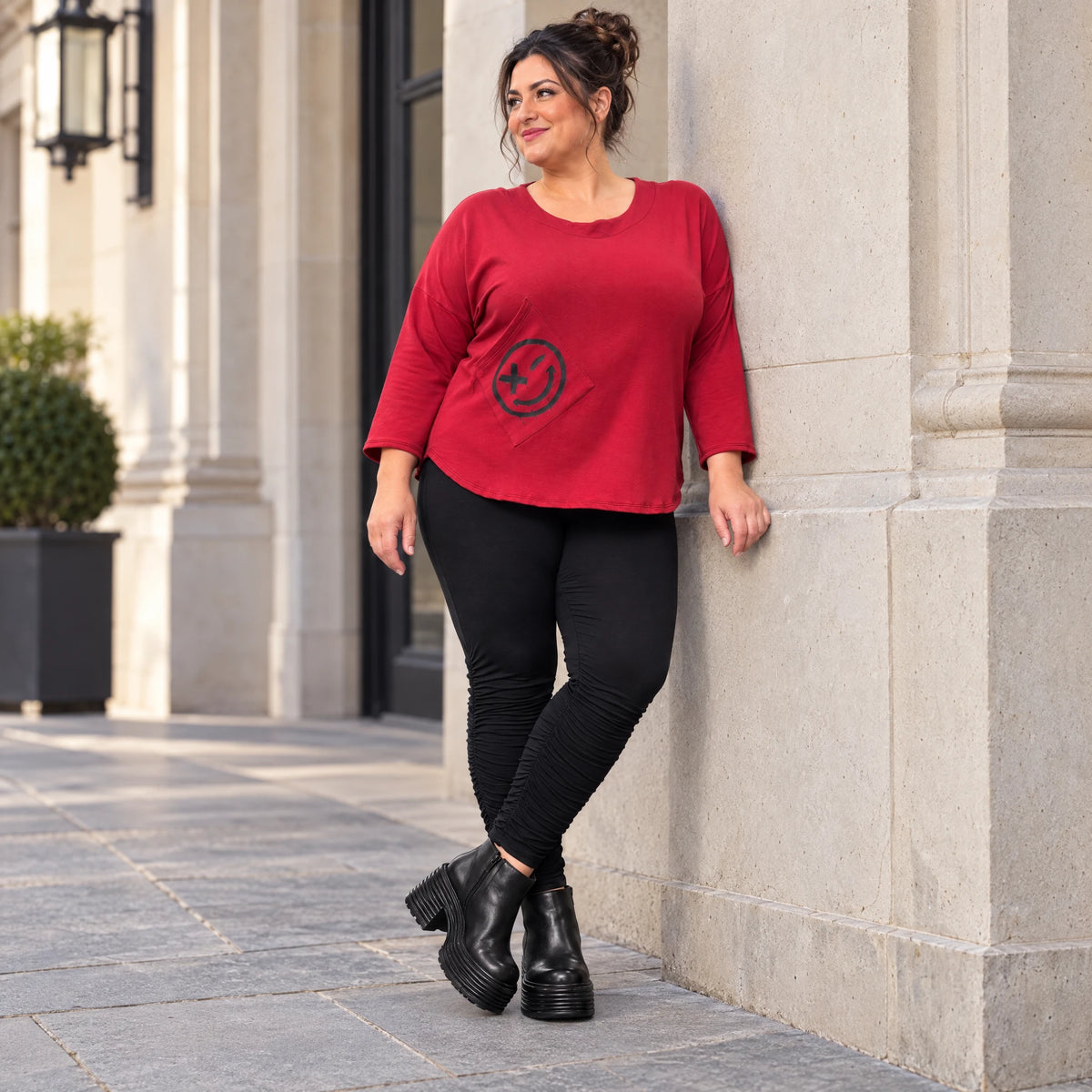 Rotes Shirt aus Stretchjersey mit Rundhalsausschnitt 7/8-Arm und aufgesetzten Taschen